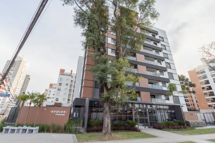 Apartamento no Cristo Rei com sacada gourmet, adega e lazer completo