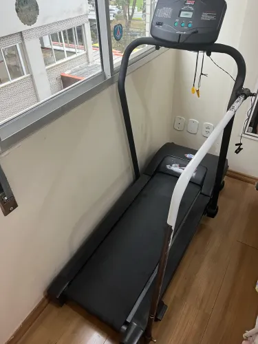 Vende-se esteira ergométrica em Petrópolis