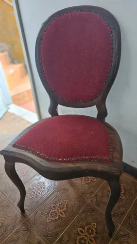 2 Cadeiras clássicas antigas de madeira