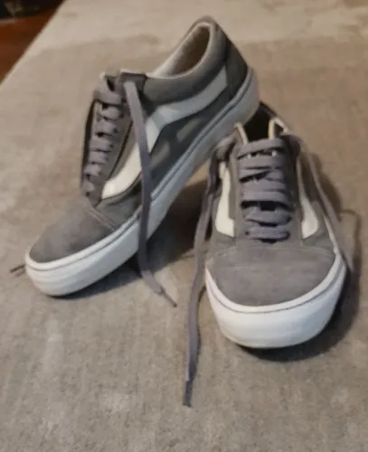 Tênis vans old skool, tamanho 38. Foi feita curadoria com pintura e troca de cadarços