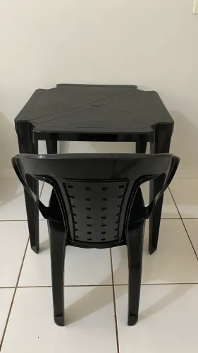 Conjunto mesa + cadeira de plástico 