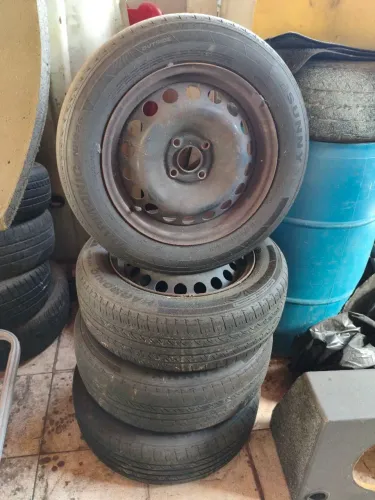 Pneus com jantes 185 65 Aro 15