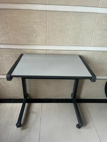 MESA SECRETARIA 68CM X 48 CM (PROF) X 70 CM (ALT) COM RODINHAS CINZA E PRETA