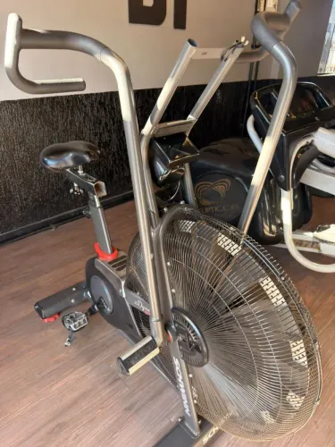 Air bike, bicicleta ergométrica, academia, Studio e condomínio
