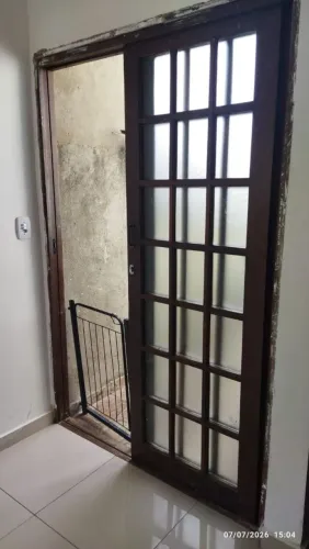 Porta de correr com fechadura e vidros