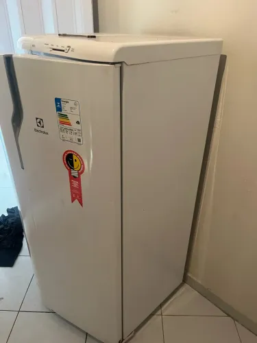 Geladeira conservada para reparo 