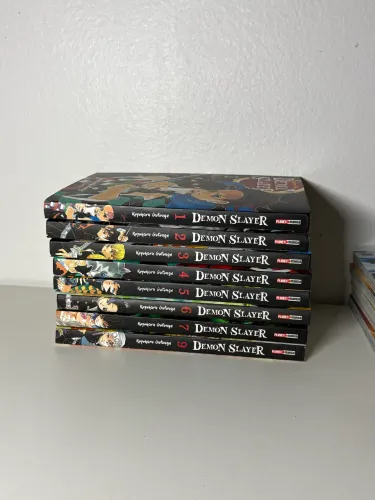 Mangás Demon Slayer volumes 1 a 7, e 9