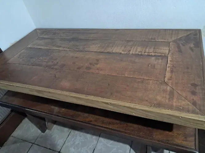 Vendo mesa de madeira com 2 bancos, a mesa dobra, da oara guardar em pé