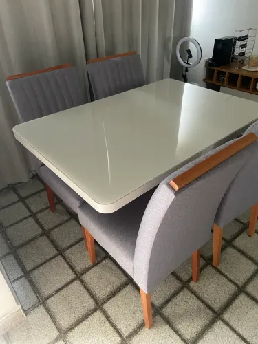 Mesa com 4 cadeiras (tampo de vidro)