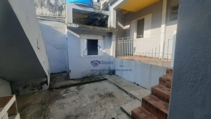 Imovel com 3 casas e 1 salao comercial, 195m² de terreno 1ª casa 4 comodos e banheiro,2ª c