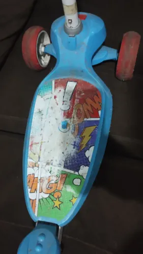 Patinete infantil com marcas de uso mas funcionando perfeitamente