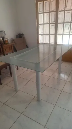 Mesa de jantar com tampo de vidro e estrutura metálica