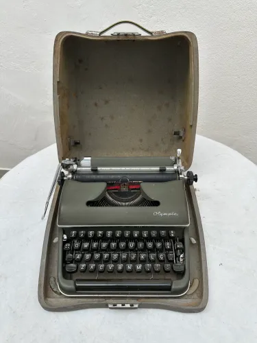 Máquina de Escrever Olympia SM2 Vintage Alemã - com Estojo Original