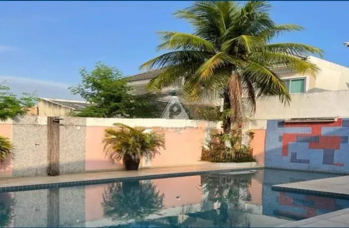 Casa Triplex em condomínio, com 4 Quartos, sendo 3 suítes(1master), piscina - Barra da Tij
