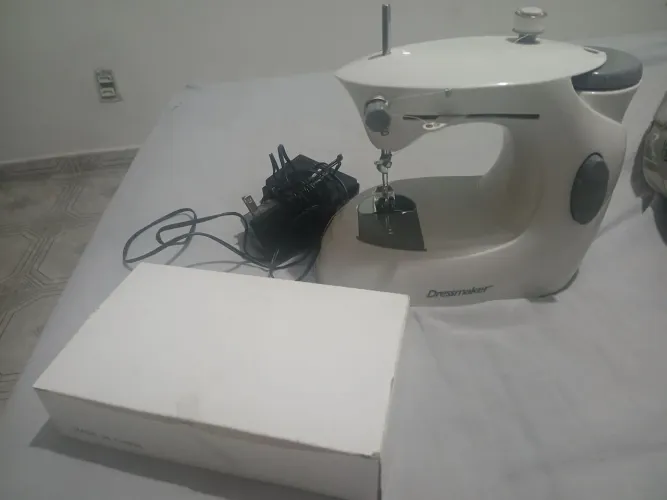 Maquina de costura portátil.