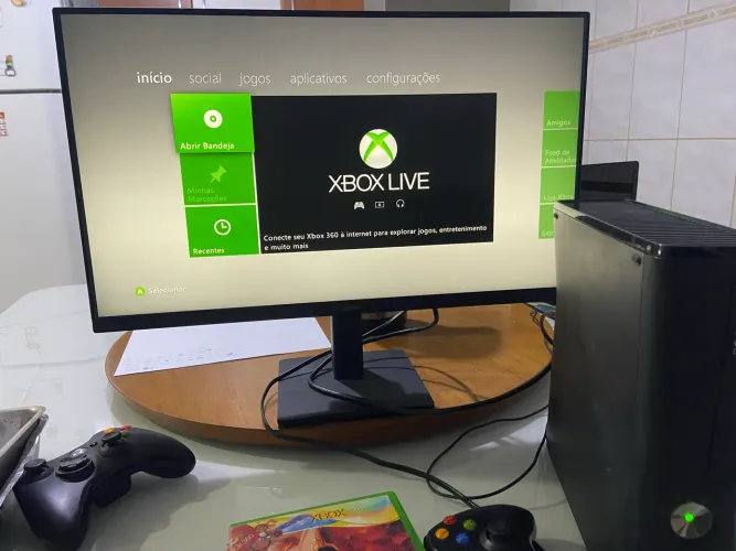 Vendo Xbox 360 ,manete original,sensor kinect contendo 3 jogos!