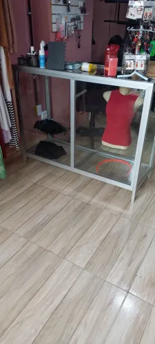 Bancada de vidro e alumínio 