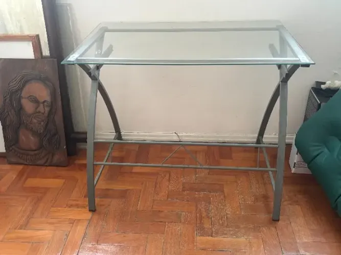 Mesa de vidro 90cm x 60cm e altura de 73,5cm com estrutura de metal