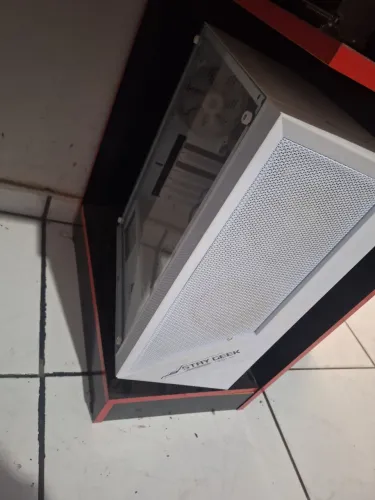 gabinete branco/mais menos branco kkkk