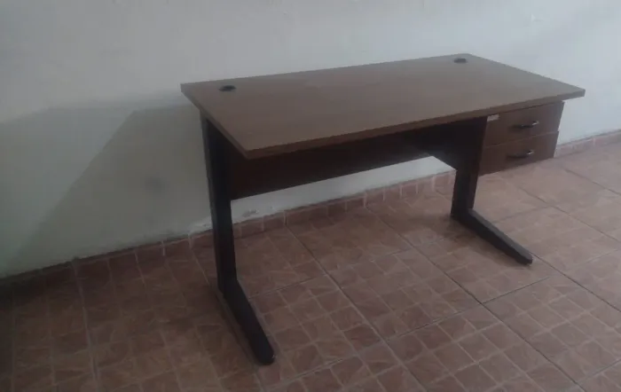 MESA DE ESCRITORIO COM 2 GAVETAS E CHAVES