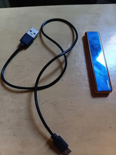 Isqueiro eletrônico recarregável.
