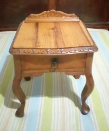 Criado Mudo / Mesa de Cabeceira - Item de Decoração