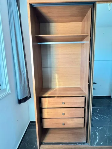 Guarda roupa de casal, 3 portas cor amadeirada - MDF