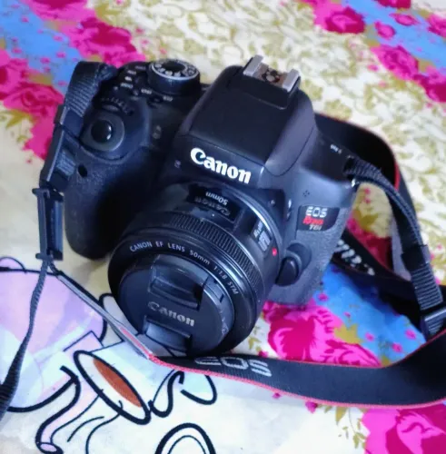 Canon T6i DSLR com lente do kit 18-55mm.