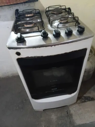 Um fogão Consul branco 4bocas