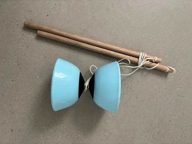 Brinquedo diabolo perfeito estado