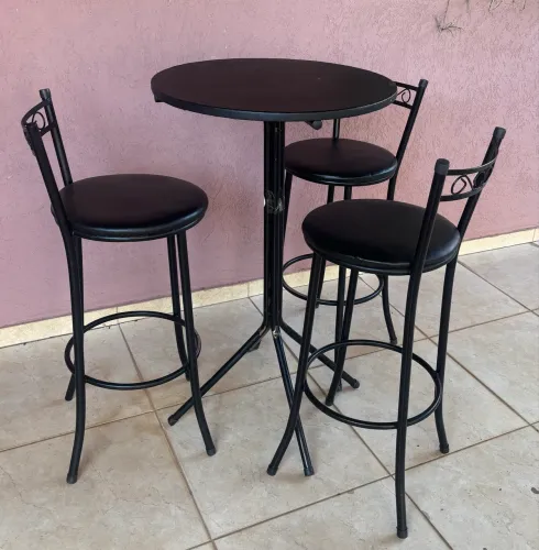 Jogo de mesa bistrô alta com 3 banquetas estofadas pretas
