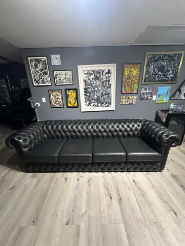 Sofá de couro preto usado por 1 ano em um estúdio de tatuagem, novo.