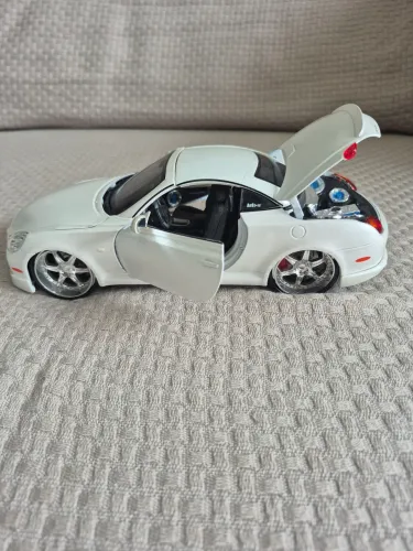 Carro Miniatura escala 1:18 Seminovo Lexus - MAISTO<br>Valor R$ 319,00