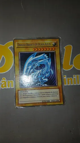 Cartinha de Yu-gu-Yo. Dragão branco de Olhos azuis, com algumas marcas de uso