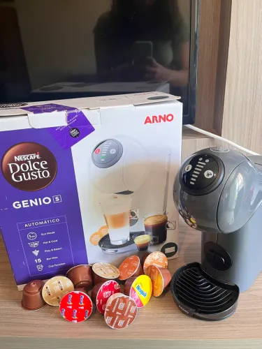 Cafeteira Nescafé Dolce Gusto Genio S Automática (acompanha algumas cápsulas)