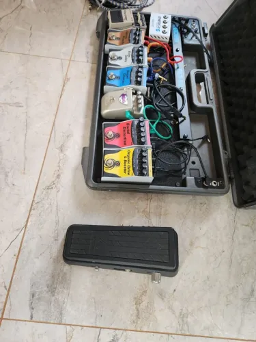 Case de pedais Boss com 7 pedais variados 2.000,00