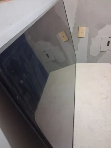Televisão 43 polegadas ligando só de um lado 