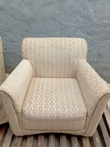 POLTRONA ESTOFADA - CONFORTO E ELEGÂNCIA!