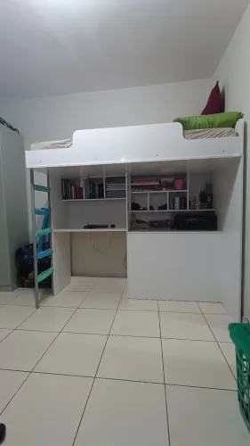 Cama com estante e baú planejada 
