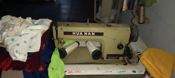 Máquina de costura reta industrial (lockstitch/ponto reto) da marca Hua Nan. 