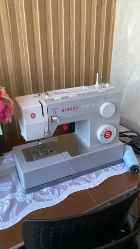 Máquina de costura facilita pro singer