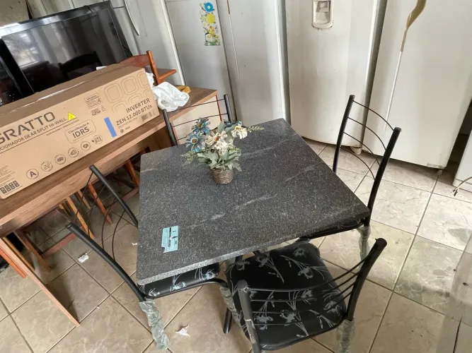 Mesa de jantar c/tampo de mármore