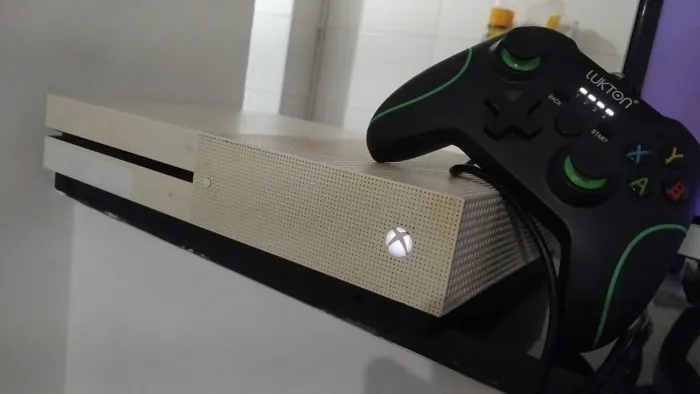 Xbox one S Controle com Fio esta com jogos