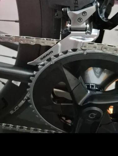 Relação Sram Rival - pedivela com potência, cassete e corrente