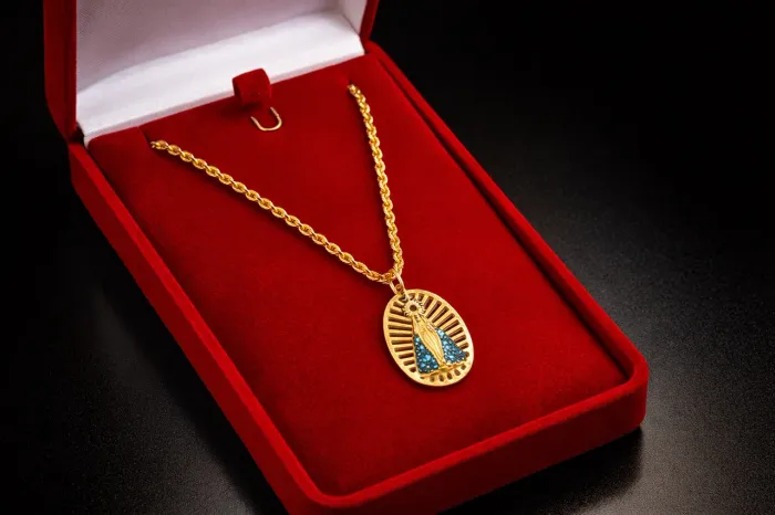 Corrente de ouro com pingente de Nossa Senhora Aparecida