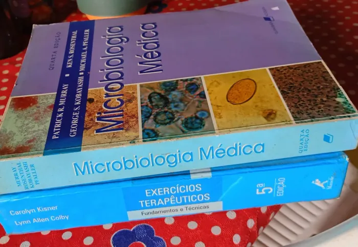 Dois Livros da área de saúde, Jaleco ,blusa branca área de Nutrição.
