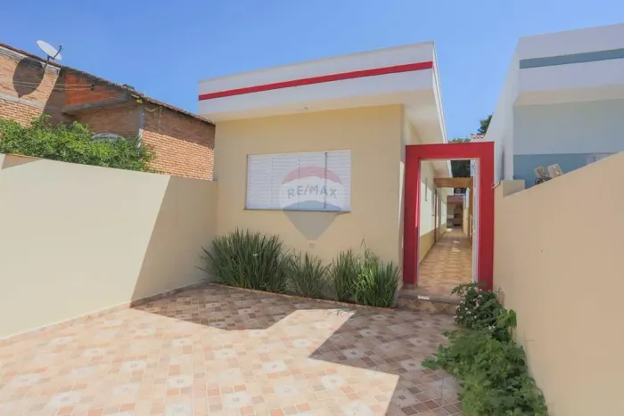 Vende-se Casa Nova no Centro de Iperó: 3 Quartos (1 Suíte) com Área Gourmet