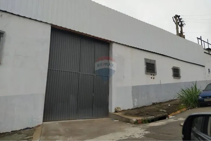 Locação de Galpão amplo com 850m2, entrada para caminhão, na Vila Ideal