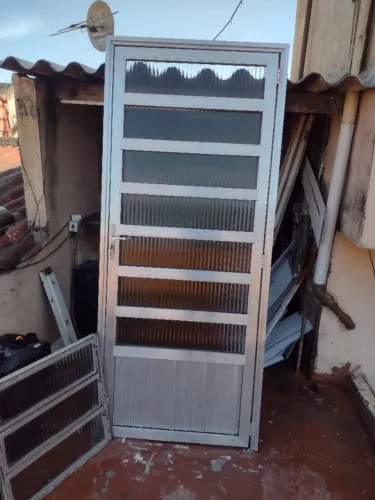Porta de alumínio reforçado brilhante