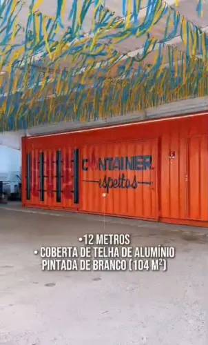 Container e varios itens de restaurante
